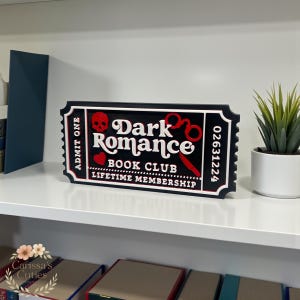 Donker-romantisch boekenplankdecor | Ticketbord boekenclub | Pittig Reader-cadeau
