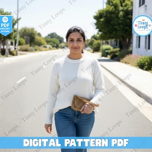 Könnte beinhalten: Eine Frau in einem weißen Pullover und blauen Jeans geht eine Straße entlang und hält eine kleine, gewebte braune Clutch. Das Bild enthält den Text "DIGITAL PATTERN PDF" und "CROCHET PATTERN".