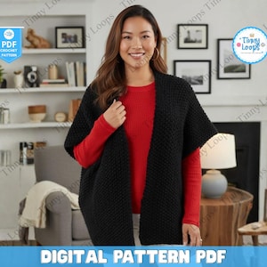 Puede incluir: Una mujer con un cárdigan negro texturizado sobre una camisa roja de manga larga. La imagen incluye el texto "DIGITAL PATTERN PDF" y "PDF CROCHET PATTERN". El fondo muestra un salón con una estantería y cuadros enmarcados.