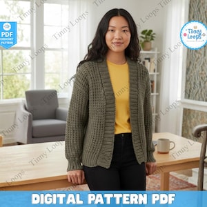 以下が含まれることがあります： 女性が、黄色のシャツと黒いパンツの上に、緑色のクロシェ編みのカーディガンを着ています。画像には「DIGITAL PATTERN PDF」というテキストと「Tinny Loops」のロゴが含まれています。PDFのクロシェ編みのパターンも表示されています。