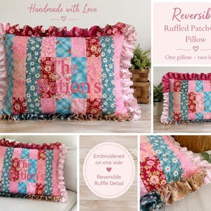 Può includere: Un cuscino patchwork rettangolare con strisce verticali di tessuto rosa, blu e floreale. Il cuscino presenta un bordo arricciato ed è ricamato con il testo The Nation's su un lato. È un design reversibile con dettagli a volant sui bordi.