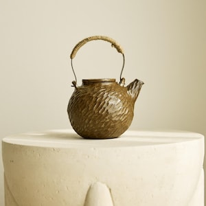 Tetera de cerámica texturizada hecha a mano: una tetera única de gres terroso con asa envuelta