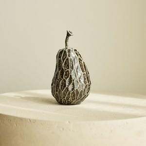Saltbränd keramisk päronskulptur | Handbyggt konstföremål i stengods, bikakeglasyrstruktur, Kaliforniendekor