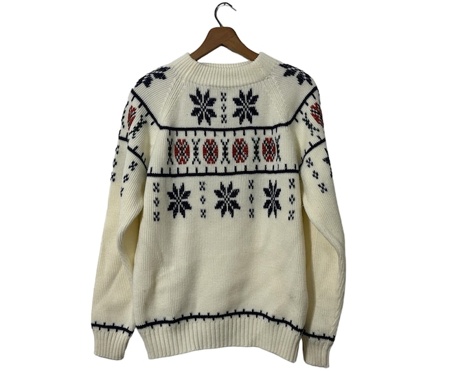 White 70's JC Penney Vintage Ski Sweater with Orange Green Navy Blue Snowflake Pattern Acrylic Knit Unisex Size Large