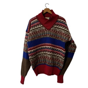 K&ouml;nnte beinhalten: Ein rot-blau-brauner Pullover mit Stehkragen.