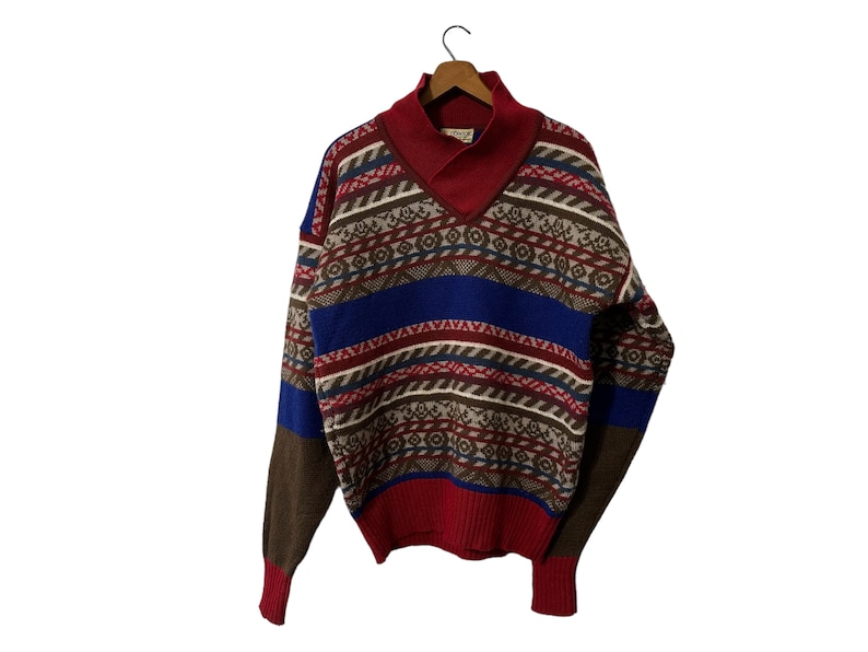 K&ouml;nnte beinhalten: Ein rot-blau-brauner Pullover mit Stehkragen.
