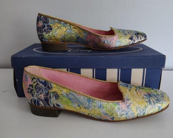 Scarpe basse vintage Oomphies NOS (New Old Stock) in broccato floreale, taglia 7 M, prodotte negli Stati Uniti.