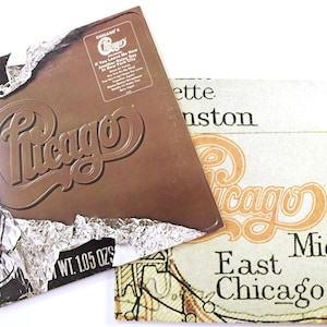 Può includere: Due copertine quadrate per dischi in vinile. La copertina a sinistra è marrone con una texture in lamina metallica, con il logo Chicago e un adesivo con la tracklist. La copertina a destra è color crema con il logo Chicago e del testo.