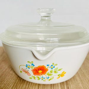 Könnte beinhalten: Ein Set aus drei Keramikbechern mit gesprenkelter, matter Oberfläche. Die Becher sind in Creme-, Hellgrau- und Dunkelgrautönen gehalten. Jeder Becher hat ein schlichtes, minimalistisches Design, ideal für Kaffee oder Tee.