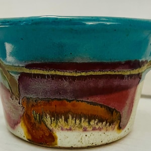 Tom Chamberlain studio art pottery handled bread baker bowl is crafted from stoneware and features a vibrant teal glaze transition