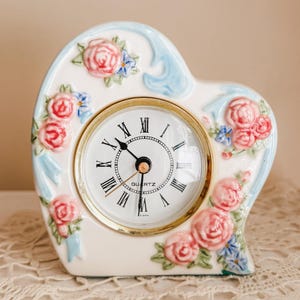 Avon Floral Heart Clock – Ceramic Rose & Ribbon Quartz Mantel Clock – Vintage 1990s Shabby Chic