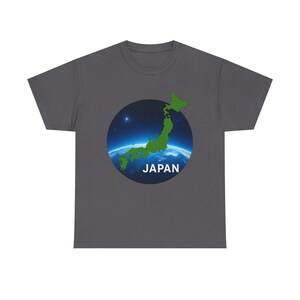 Maglietta grafica Japan Earth, maglietta unisex in cotone pesante, regalo per gli amanti dei viaggi, maglietta Japan Pride, abbigliamento per la Giornata della Terra, abbigliamento casual immagine 7