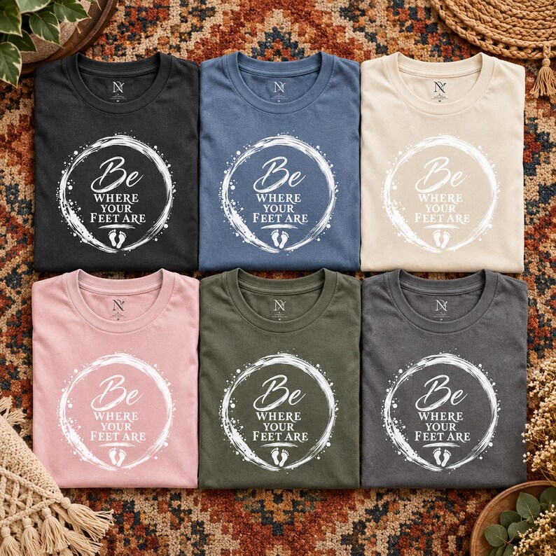 Camiseta "Be Where Your Feet Are", camiseta con cita sobre mindfulness, regalo de Enso Circle Yoga imagen 12