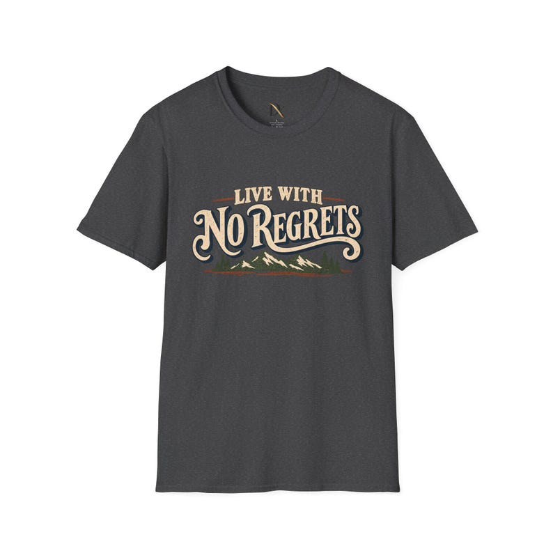 Camiseta "Viva Sem Arrependimentos", Camiseta Retrô para Trilhas na Montanha, Presente para Amantes de Aventuras imagem 1
