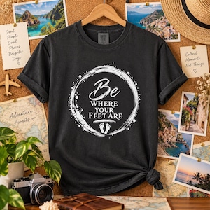 Camiseta "Be Where Your Feet Are", camiseta con cita sobre mindfulness, regalo de Enso Circle Yoga imagen 1