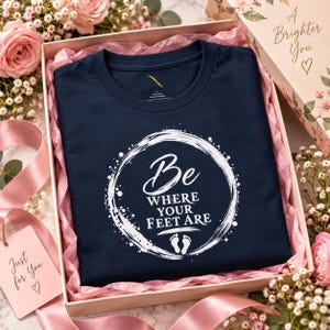 Camiseta "Be Where Your Feet Are", camiseta con cita sobre mindfulness, regalo de Enso Circle Yoga imagen 8
