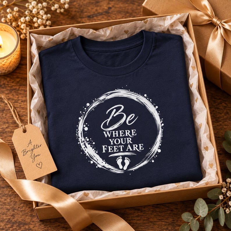 Camiseta "Be Where Your Feet Are", camiseta con cita sobre mindfulness, regalo de Enso Circle Yoga imagen 14