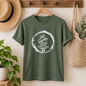 Camiseta "Be Where Your Feet Are", camiseta con cita sobre mindfulness, regalo de Enso Circle Yoga imagen 11
