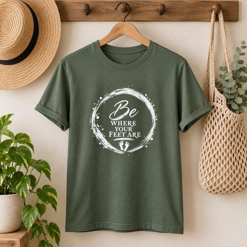 Camiseta "Be Where Your Feet Are", camiseta con cita sobre mindfulness, regalo de Enso Circle Yoga imagen 11