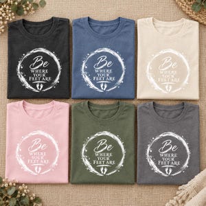 Camiseta "Be Where Your Feet Are", camiseta con cita sobre mindfulness, regalo de Enso Circle Yoga imagen 15