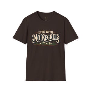 Camiseta "Viva Sem Arrependimentos", Camiseta Retrô para Trilhas na Montanha, Presente para Amantes de Aventuras imagem 5