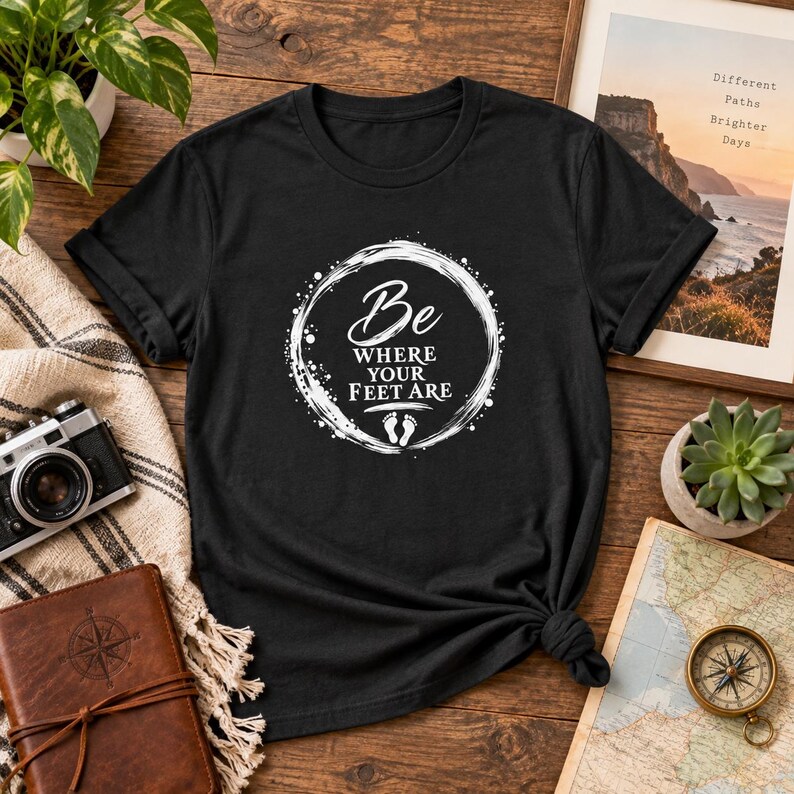 Camiseta "Be Where Your Feet Are", camiseta con cita sobre mindfulness, regalo de Enso Circle Yoga imagen 10