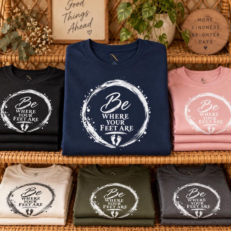 Camiseta "Be Where Your Feet Are", camiseta con cita sobre mindfulness, regalo de Enso Circle Yoga imagen 9