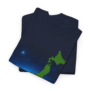 Maglietta grafica Japan Earth, maglietta unisex in cotone pesante, regalo per gli amanti dei viaggi, maglietta Japan Pride, abbigliamento per la Giornata della Terra, abbigliamento casual immagine 4
