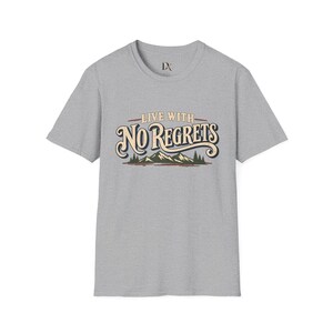 Camiseta "Viva Sem Arrependimentos", Camiseta Retrô para Trilhas na Montanha, Presente para Amantes de Aventuras imagem 4