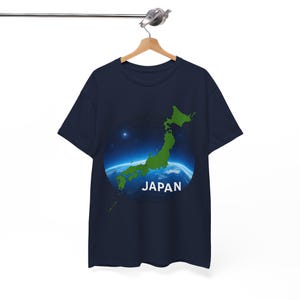 Maglietta grafica Japan Earth, maglietta unisex in cotone pesante, regalo per gli amanti dei viaggi, maglietta Japan Pride, abbigliamento per la Giornata della Terra, abbigliamento casual immagine 5