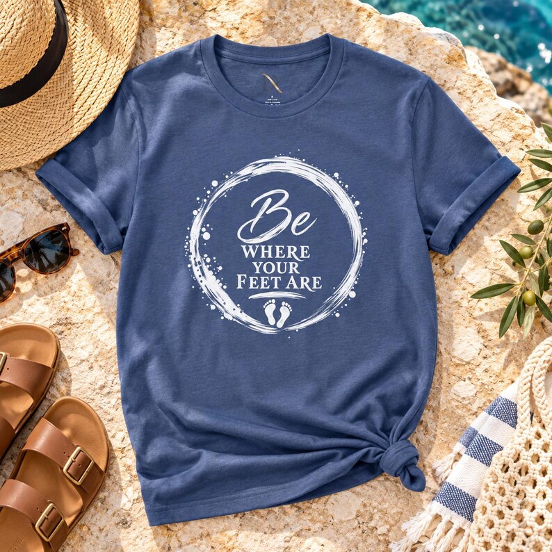 Camiseta "Be Where Your Feet Are", camiseta con cita sobre mindfulness, regalo de Enso Circle Yoga imagen 13
