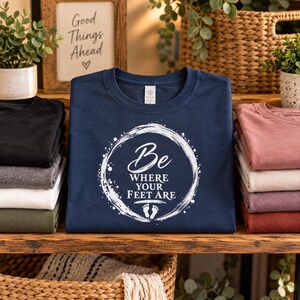 Camiseta "Be Where Your Feet Are", camiseta con cita sobre mindfulness, regalo de Enso Circle Yoga imagen 7