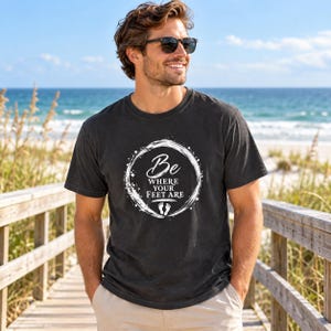 Camiseta "Be Where Your Feet Are", camiseta con cita sobre mindfulness, regalo de Enso Circle Yoga imagen 3