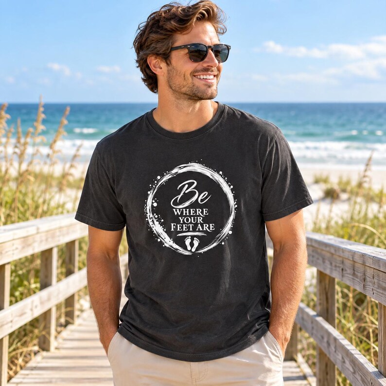 Camiseta "Be Where Your Feet Are", camiseta con cita sobre mindfulness, regalo de Enso Circle Yoga imagen 3