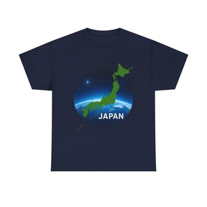 Maglietta grafica Japan Earth, maglietta unisex in cotone pesante, regalo per gli amanti dei viaggi, maglietta Japan Pride, abbigliamento per la Giornata della Terra, abbigliamento casual immagine 1