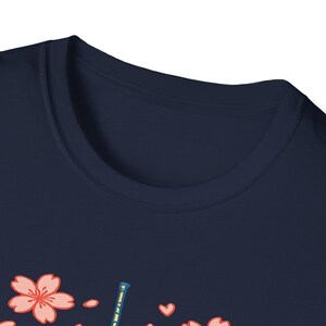 Japan Stadt T-Shirt, Sky Tower Unisex T-Shirt, Kirschblüte, Blumen T-Shirt, Reise Shirt, Japan Souvenir, Frühlingsmode, Geschenkidee Bild 4