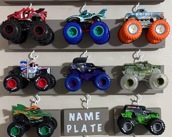 Expositor de pared para (3) camiones monstruo a escala 1:64. Personalizable.