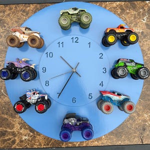 Reloj colgante redondo de madera a escala 1:64 con forma de camión monstruo.