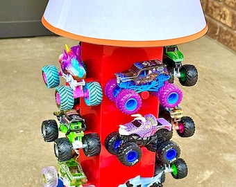 Lampada a forma di monster truck rotante, realizzata a mano in legno massello.