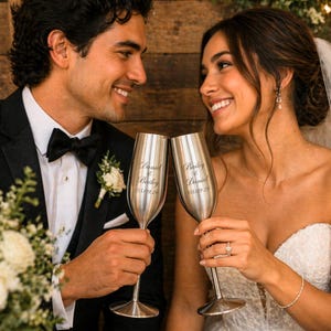Personliga okrossbara champagneglas (silver): Graverad bröllopspresent
