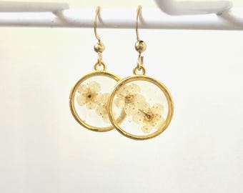 Pressed Narcissus Flower Earrings, White Flower Resin Earrings, Gold Dangle Floral Jewelry