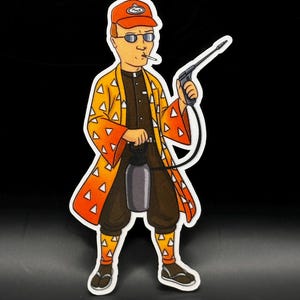 Pode incluir: Um autocolante recortado com uma personagem de desenho animado com boné laranja e óculos de sol, segurando um pulverizador. A personagem usa uma túnica com padrão amarelo e laranja, calças castanhas e meias. O autocolante tem uma borda branca sobre um fundo preto.
