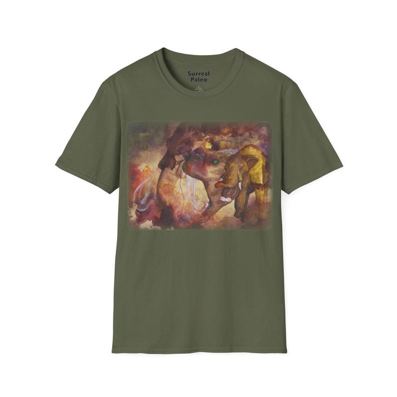 Camiseta con ilustración surrealista de mamut / Camiseta de arte de mamíferos prehistóricos Military Green