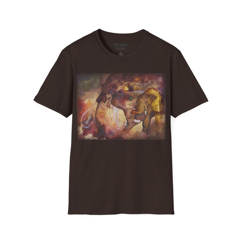 Camiseta con ilustración surrealista de mamut / Camiseta de arte de mamíferos prehistóricos Dark Chocolate