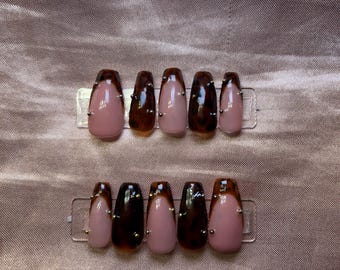 Handgemachte Schildpatt-Press-On-Nägel: Braune French-Tips, Gold-Stecker