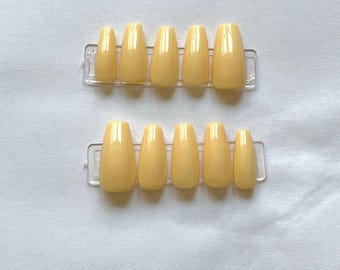 Pastelgele pers op de nagels | Glanzende effen kleurnagels | Kistvorm | Lente zomer nagels | Handgemaakte persons