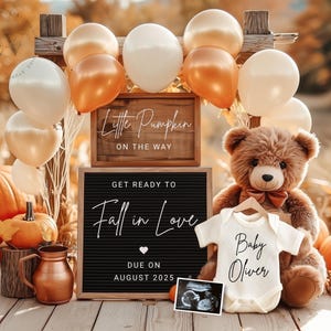 Könnte beinhalten: Herbstliche Schwangerschaftsankündigung mit Kürbissen, Luftballons und einem Teddybär. Auf dem Schild steht "Little Pumpkin on the Way" und "Get Ready to Fall in Love, Due on August 2025." Ein Baby-Body trägt die Aufschrift "Baby Oliver."