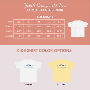 Op de afbeelding: Productafbeelding met jeugd-heavyweight T-shirts met maattabellen en kleuropties. De maattabel toont afmetingen in inches voor breedte, lengte en mouwlengte voor de maten XS tot XL. Kleuropties zijn witte en botergele shirts.
