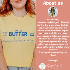 Op de afbeelding: Lichtgeel t-shirt met een blauwe afbeelding van een boter meetgids. De tekst op het shirt luidt "SALTED BUTTER" en "NET WT. 113g". Het shirt bevat ook de tekst "START MEASURE HERE".