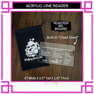 Pu&ograve; includere: Un lettore di linea in acrilico per Mahjong, con un cheat sheet integrato e un sacchetto di velluto nero. Il lettore &egrave; largo 15,2 cm, alto 8,9 cm e spesso 0,3 cm. La borsa presenta un disegno di drago bianco.